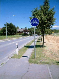 schmaler Radweg